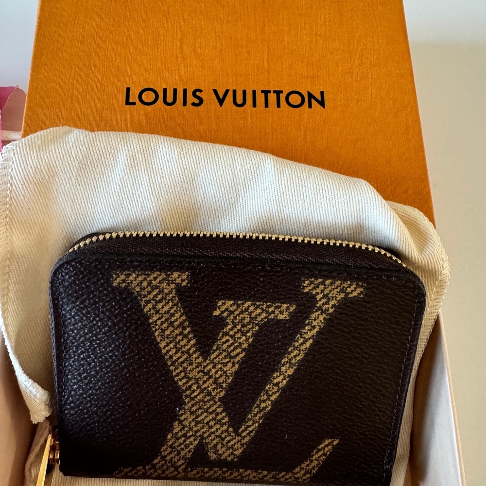 BRAND NEW! LOUIS VUITTON Monogram wallet zippy